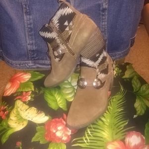 BOOTIES